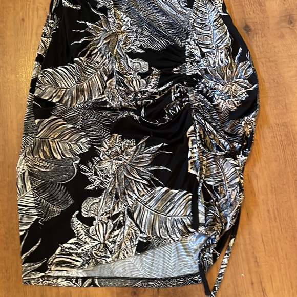 Le Chateau black and cream v neck dress. - Picture 4 of 7